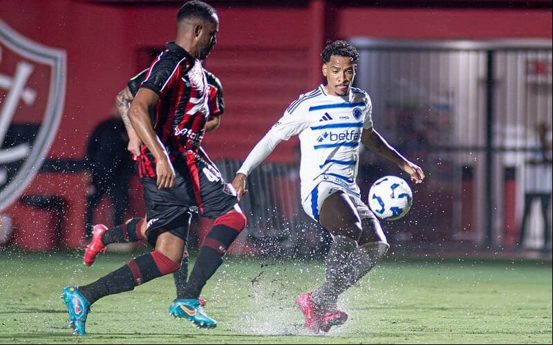 A chuva prejudicou o futebol de Cruzeiro e Vitória em jogo no Barradão (Foto: Celo Gil/Cruzeiro)