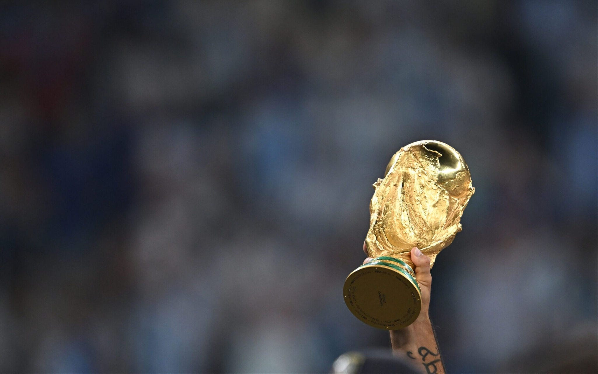 Taça da Copa do Mundo é erguida e exibida (Foto: Paul Ellis/AFP)