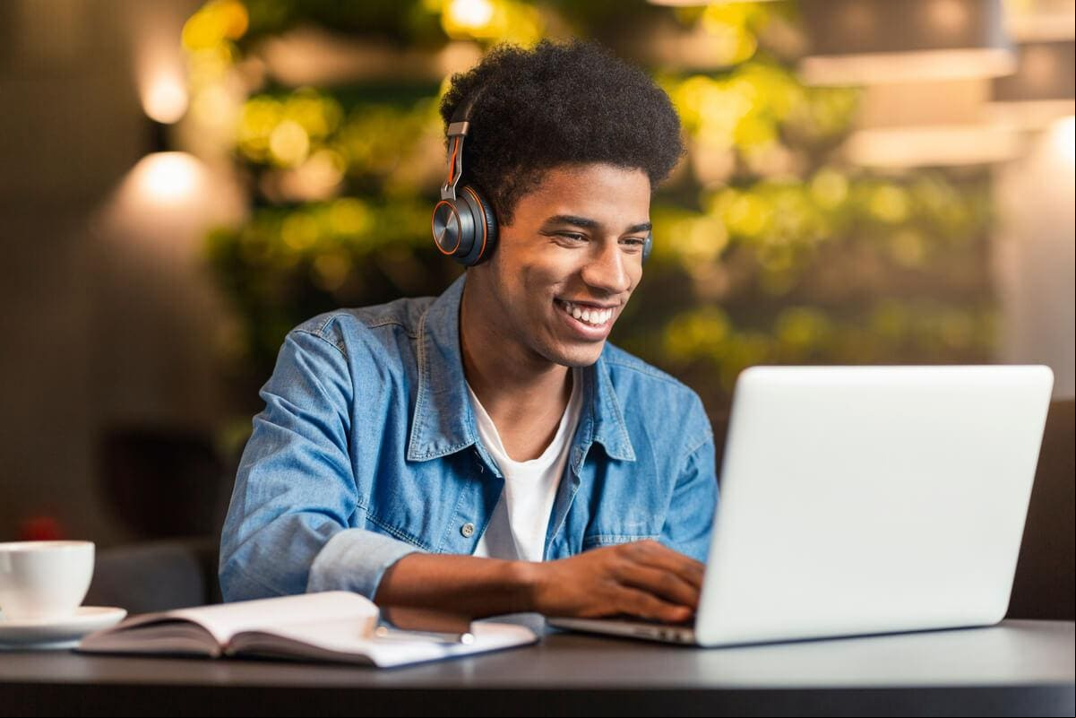 O aprendizado online é uma forma de reforçar as disciplinas aprendidas em sala de aula