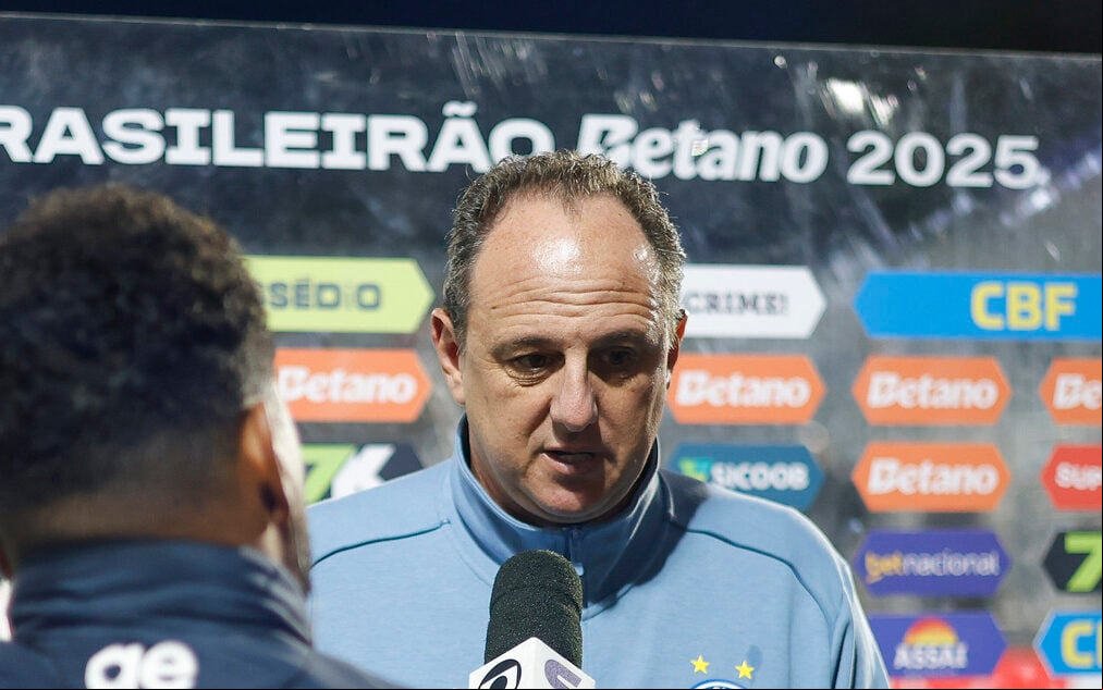 Rogério Ceni concede entrevista em Bragança Paulista (Foto: Rafael Rodrigues / EC Bahia)
