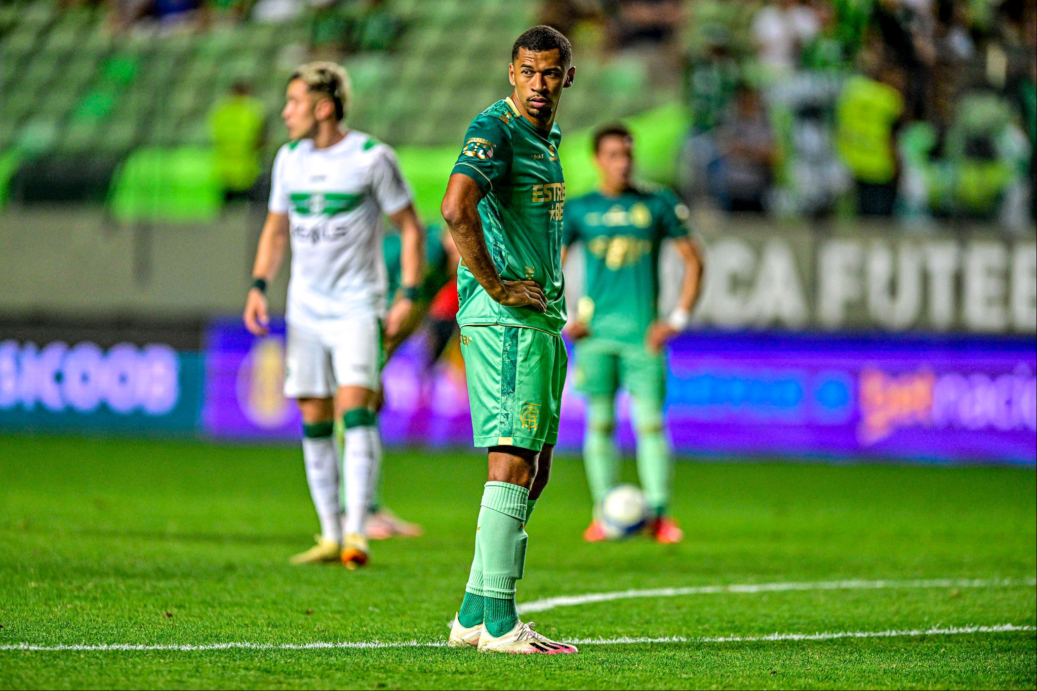 Fabinho sofreu uma lesão no joelho esquerdo e ou por um procedimento para tratar a contusão